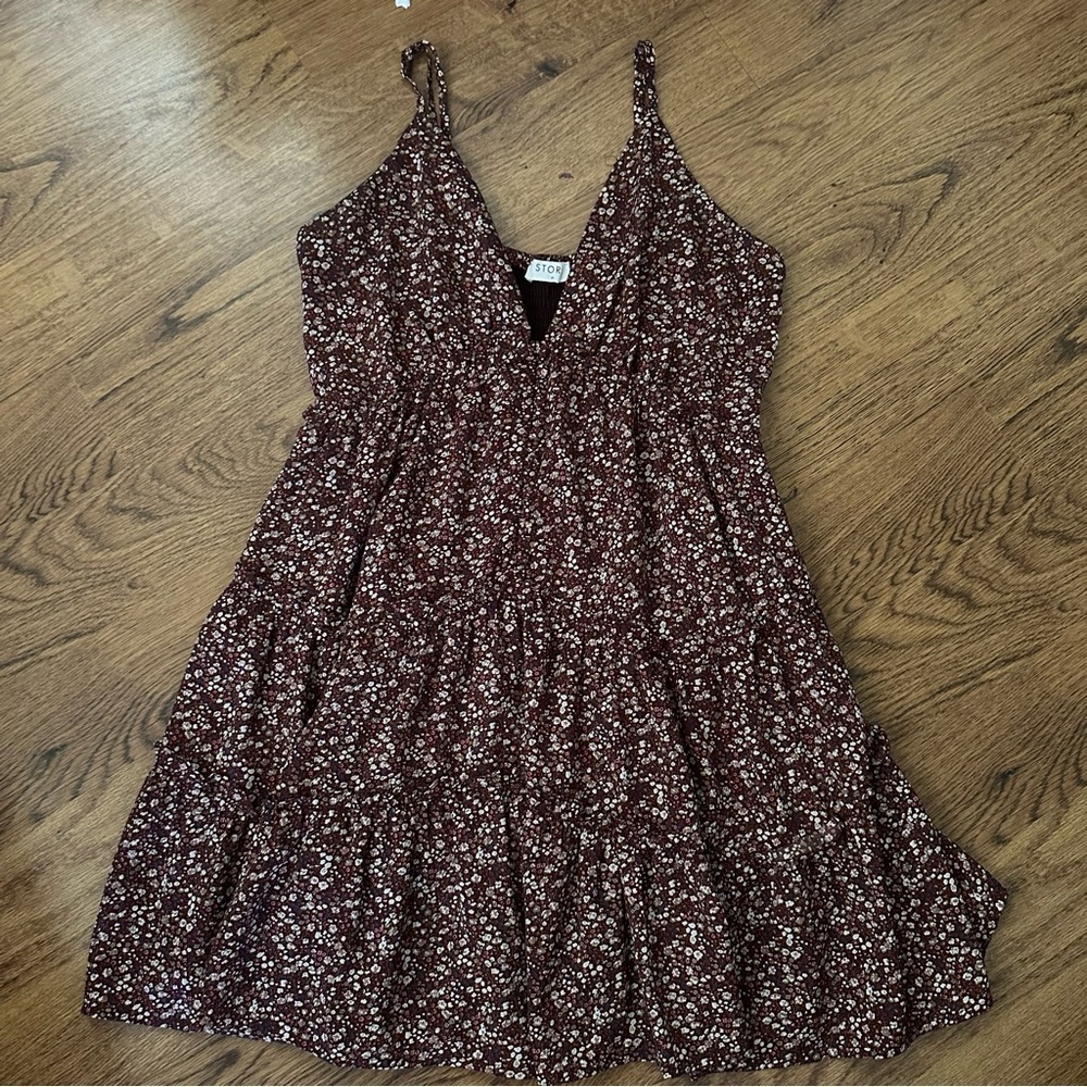 Store Burgundy Floral Dress above the knee v neck lined medium tired sleeveless
